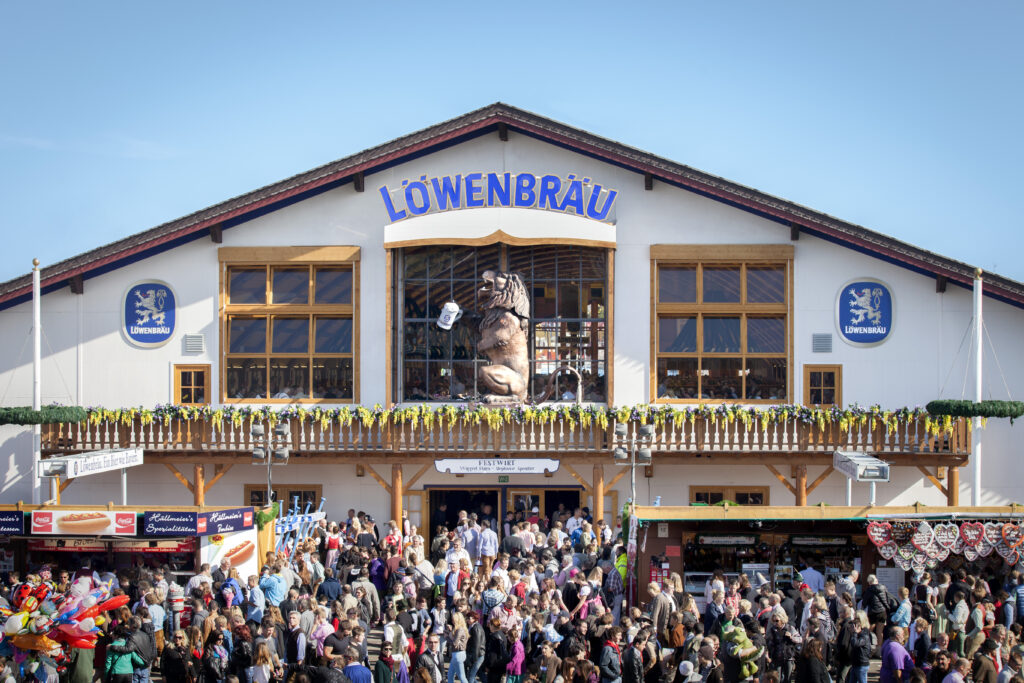 O’zapft is! Enjoying a beer with Torwesten and Kombiverkehr at the Wiesn 2026